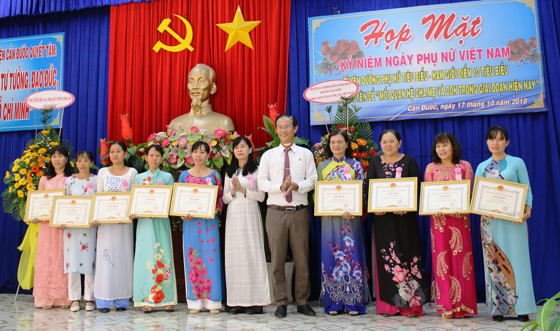 Chị Nguyễn Thị Mộng Tuyền (thứ 2, trái qua) nhận giấy khen tại Hội nghị tuyên dương  phụ nữ tiêu biểu nhân kỷ niệm Ngày Phụ nữ Việt Nam 20/10 vừa qua