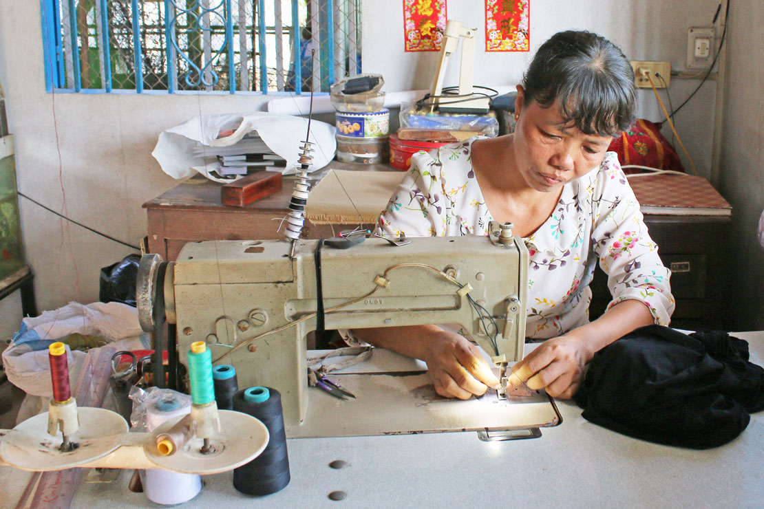 Bao năm nay, chị Bùi Thị Yên Trang vừa làm thợ may, vừa tham gia công tác xã hội