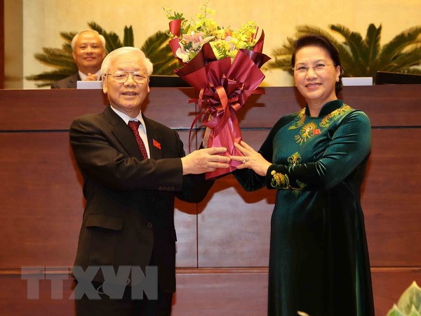 Chủ tịch Quốc hội Nguyễn Thị Kim Ngân tặng hoa chúc mừng Tổng Bí thư Nguyễn Phú Trọng, tân Chủ tịch nước Cộng hòa XHCN Việt Nam nhiệm kỳ 2016-2021. (Ảnh: Trí Dũng/TTXVN)