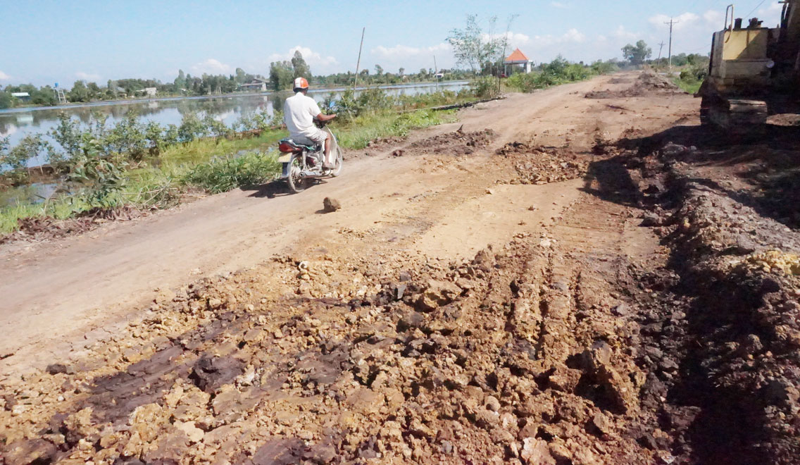 Đường giao thông nông thôn ấp 3, xã Tân Đông, huyện Thạnh Hóa đang được sửa chữa, nhằm bảo đảm an toàn giao thông mùa lũ