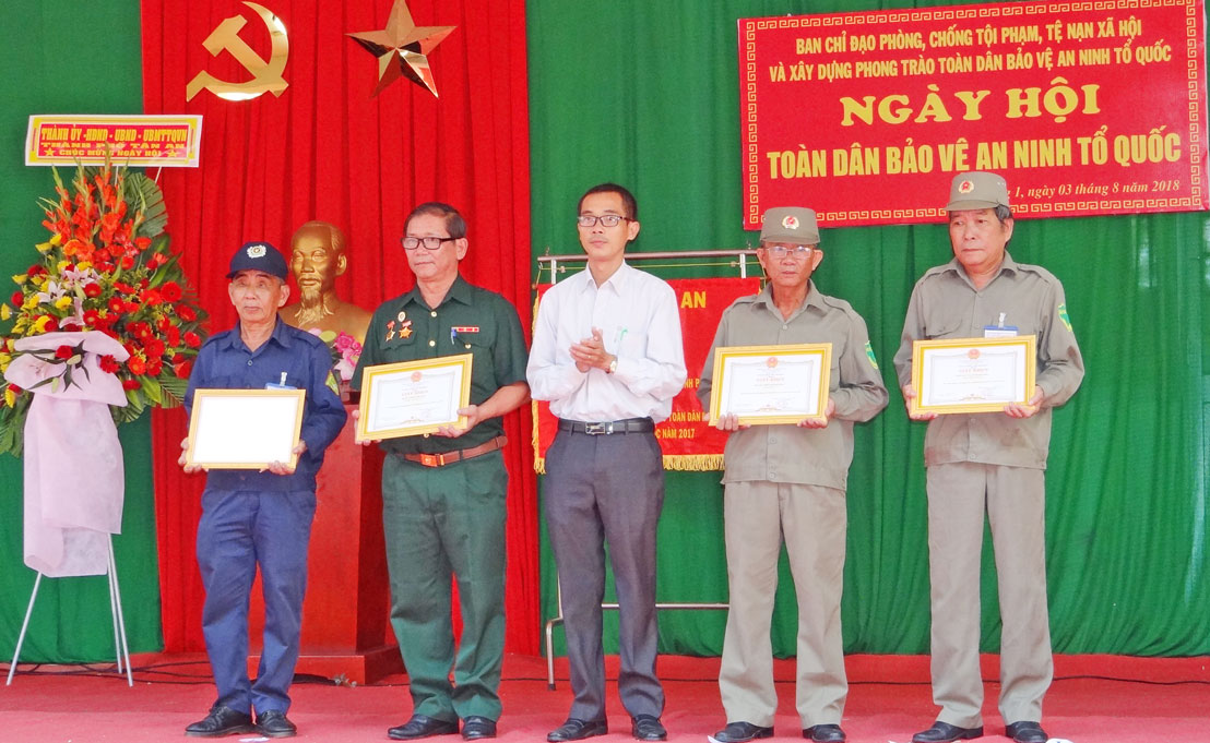 Tặng giấy khen của Chủ tịch UBND phường 1 cho tập thể, cá nhân có thành tích trong phong trào Toàn dân bảo vệ an ninh Tổ quốc