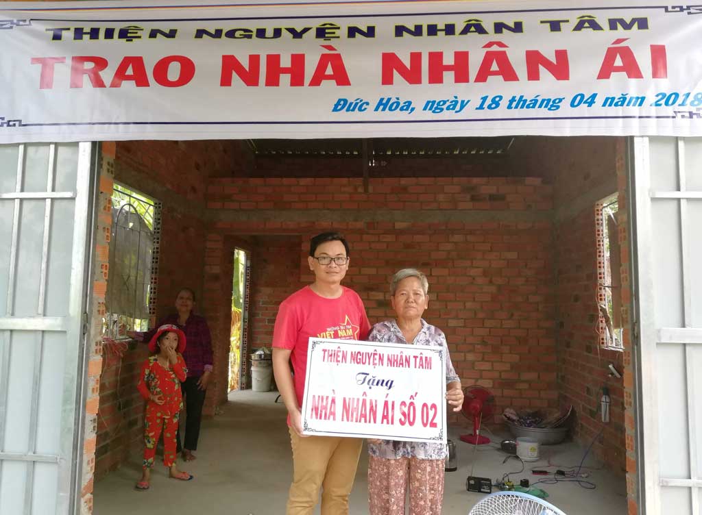 Anh Lê Thanh Nhân trao nhà nhân ái cho bà Dương Thị Bé