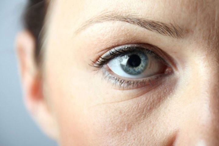 Quầng thâm và bọng mắt: Quầng thâm và bọng mắt xuất hiện có thể do bạn thiếu ngủ, hút thuốc, thay đổi hormone