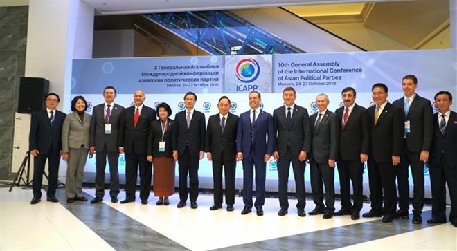 Thủ tướng Nga D.Medvedev chụp ảnh lưu niệm với trưởng các đoàn đại biểu tham dự Hội nghị toàn thể ICAPP 10 tại Moskva. (Ảnh: Tâm Hằng/TTXVN)