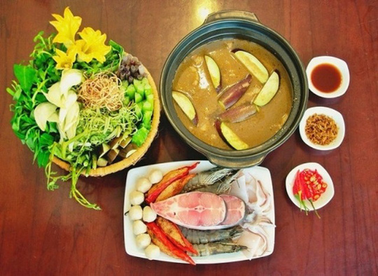 Những món "chưa ăn chưa biết" ẩm thực đất Mũi Lẩu mắm hấp dẫn bởi được ăn kèm với rất nhiều các loại rau và nước lẩu có mùi mắm rất đặc trưng. Ảnh: I.T