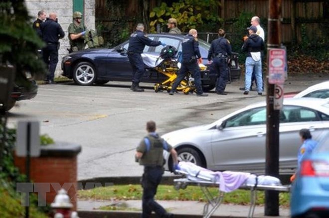 Cảnh sát và nhân viên y tế Mỹ được triển khai tại hiện trường vụ nổ súng ở Đồi Squirrel, thành phố Pittsburgh. (Nguồn: AP/TTXVN)