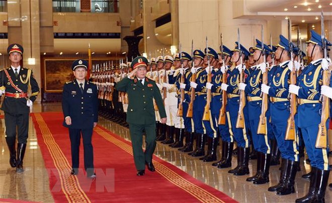 Đại tướng Ngô Xuân Lịch, Ủy viên Bộ Chính trị, Phó Bí thư Quân ủy Trung ương, Bộ trưởng Bộ Quốc phòng duyệt Đội danh dự Quân đội Trung Quốc. (Ảnh: Vĩnh Hà/TTXVN)