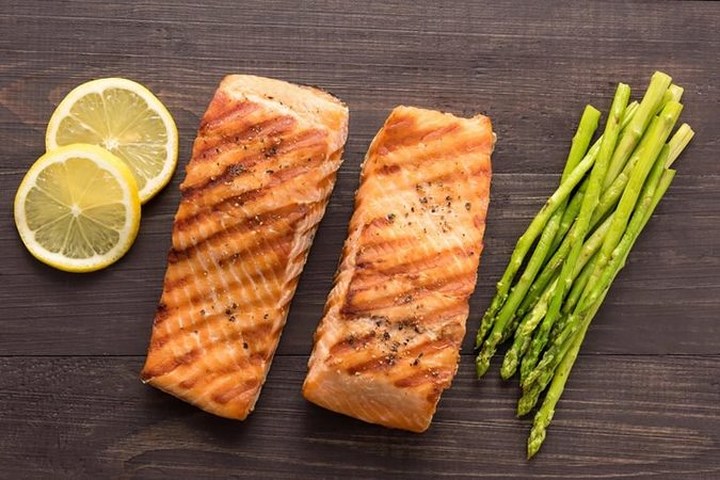 Cá hồi: Axit béo omega 3 được tìm thấy trong cá hồi có tác dụng rất tốt trong việc giảm căng thẳng, lo âu và cải thiện tâm trạng bạn.