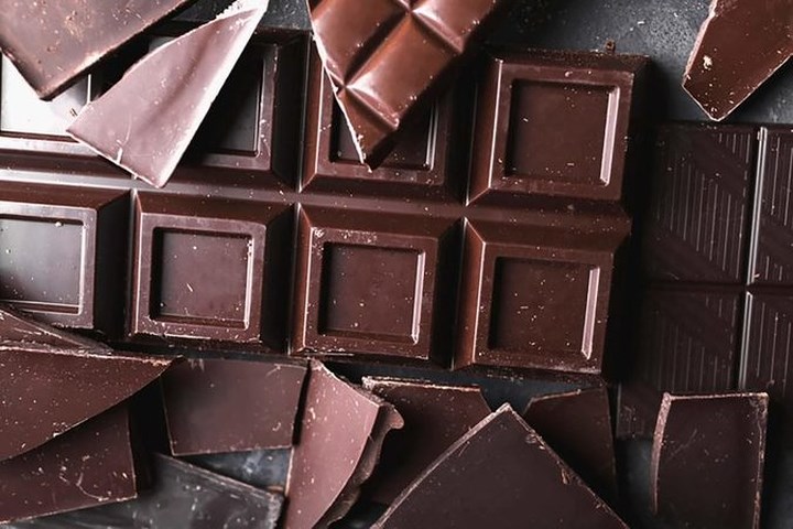 Sô cô la đen: Nghiên cứu đã chỉ ra rằng, ăn một miếng sô cô la đen mỗi ngày có tác dụng giảm căng thẳng, tăng sự bình tĩnh, cung cấp chất chống lão hóa cho cơ thể, giảm đường huyết và tăng lưu thông máu.
