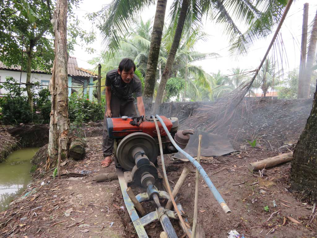 Nông dân chủ động dùng máy bơm bơm nước khi triều cường dâng cao, tránh ngập úng cho diện tích trồng chanh ở Thạnh Hòa, huyện Bến Lức