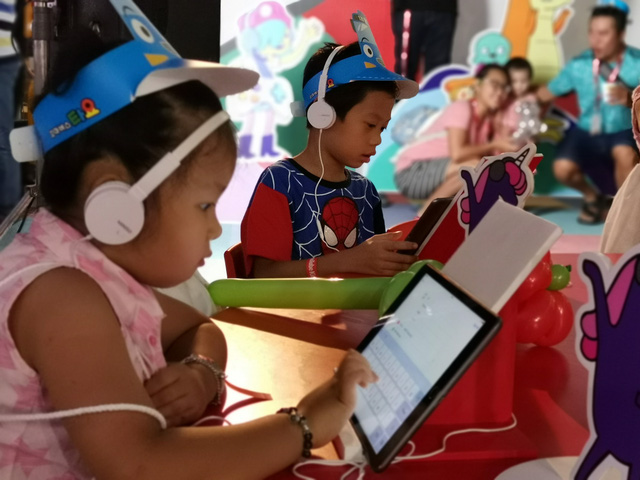Các em bé được thỏa thích trải nghiệm kênh YouTube Kids vừa ra mắt tại Việt Nam - Ảnh: Đức Thiện