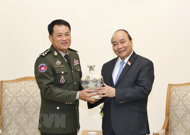 Thủ tướng Nguyễn Xuân Phúc tặng quà lưu niệm cho Tổng Tư lệnh Quân đội Hoàng gia Campuchia, Đại tướng Vong Pisen. (Ảnh: Thống Nhất/TTXVN)