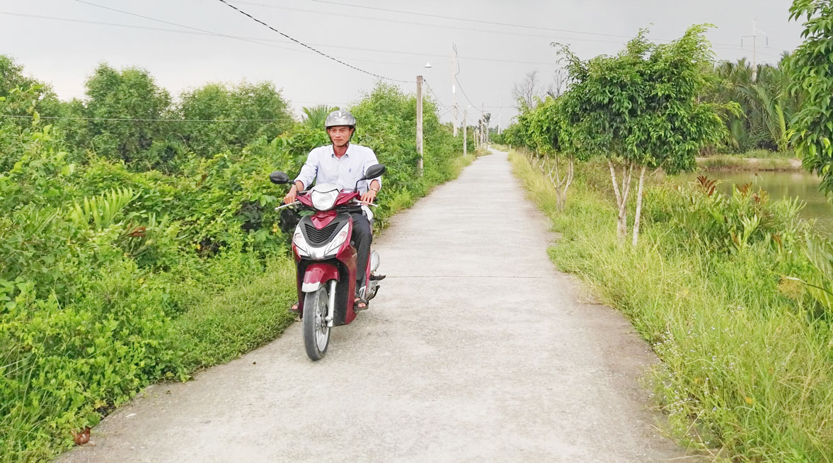 Chuyển biến từ chính sách “tam nông” - Bài 2: Nông thôn đổi mới Đường giao thông nông thôn xã Phước Đông được tráng bêtông, lắp đèn chiếu sáng với sự góp sức của nhân dân