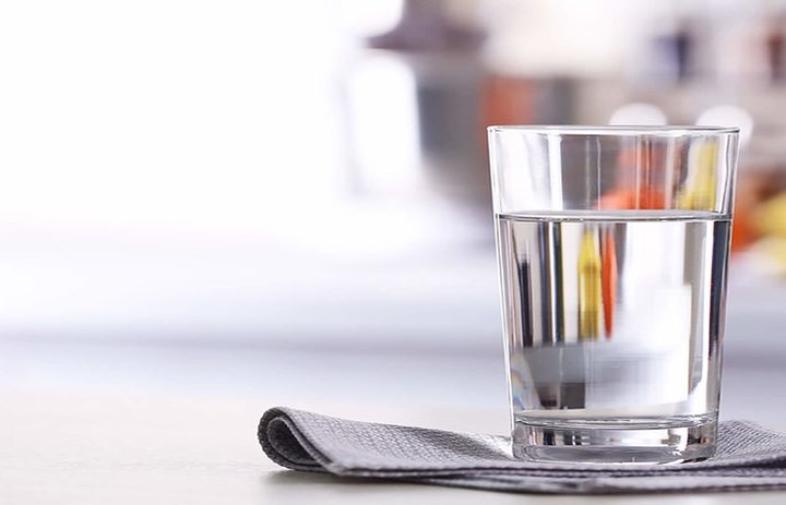 Uống nhiều nước: Uống một đến hai ly nước trước khi ăn sẽ ngăn cản cảm giác thèm ăn, khiến bạn nạp ít calo hơn.