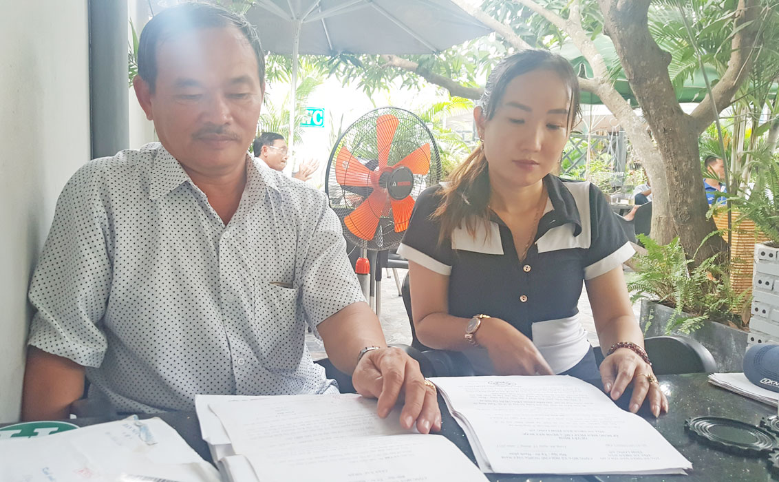 Ông Võ Văn Ái và bà Hồ Thị Thu Trang là 2 trong số các bị hại của vụ án rất bức xúc vì gần 6 năm qua vụ án vẫn chưa thể tiến hành xét xử