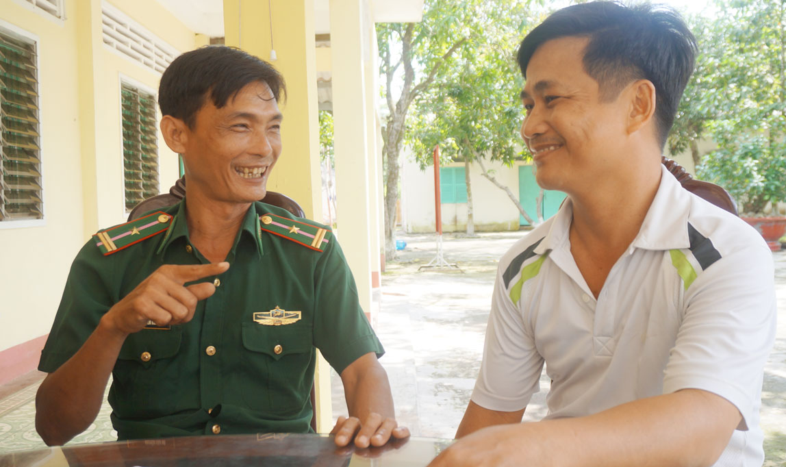 Thiếu tá Nguyễn Văn Hô (bên trái) được người dân quý mến, tin yêu
