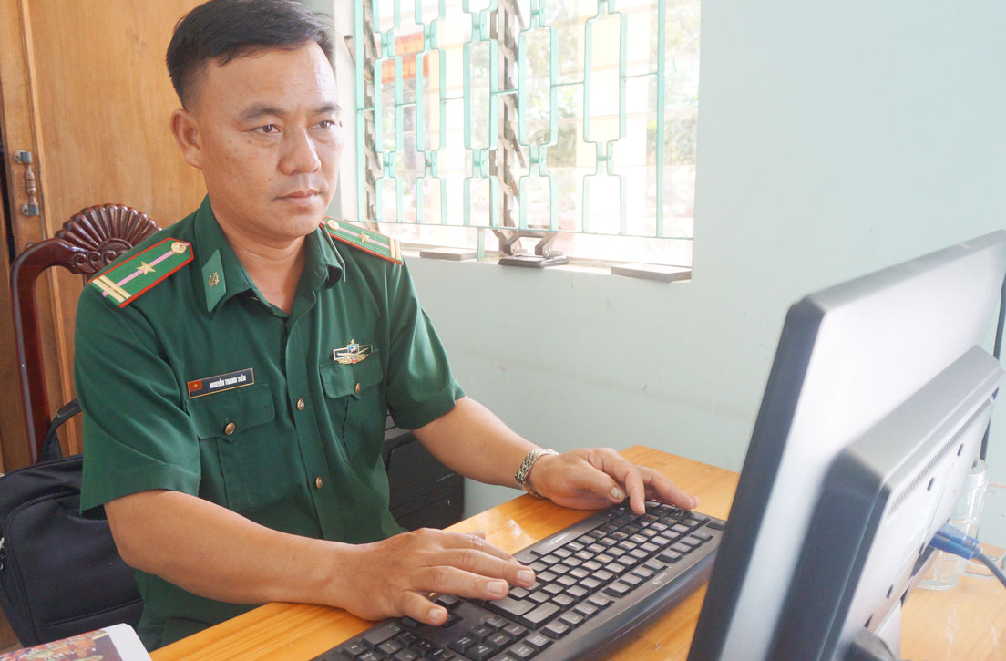 Thiếu tá Nguyễn Thanh Tiền luôn hoàn thành xuất sắc nhiệm vụ, anh còn được biết đến là người giỏi ngoại ngữ Campuchia