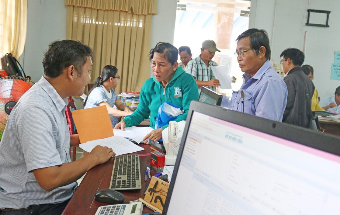 Đức Hòa nâng cao hiệu quả cải cách hành chính Trung tâm Hành chính công của huyện là đầu mối duy nhất trong việc tiếp nhận, giải quyết và trả hồ sơ, góp phần rút ngắn thời gian, chi phí cho người dân, doanh nghiệp