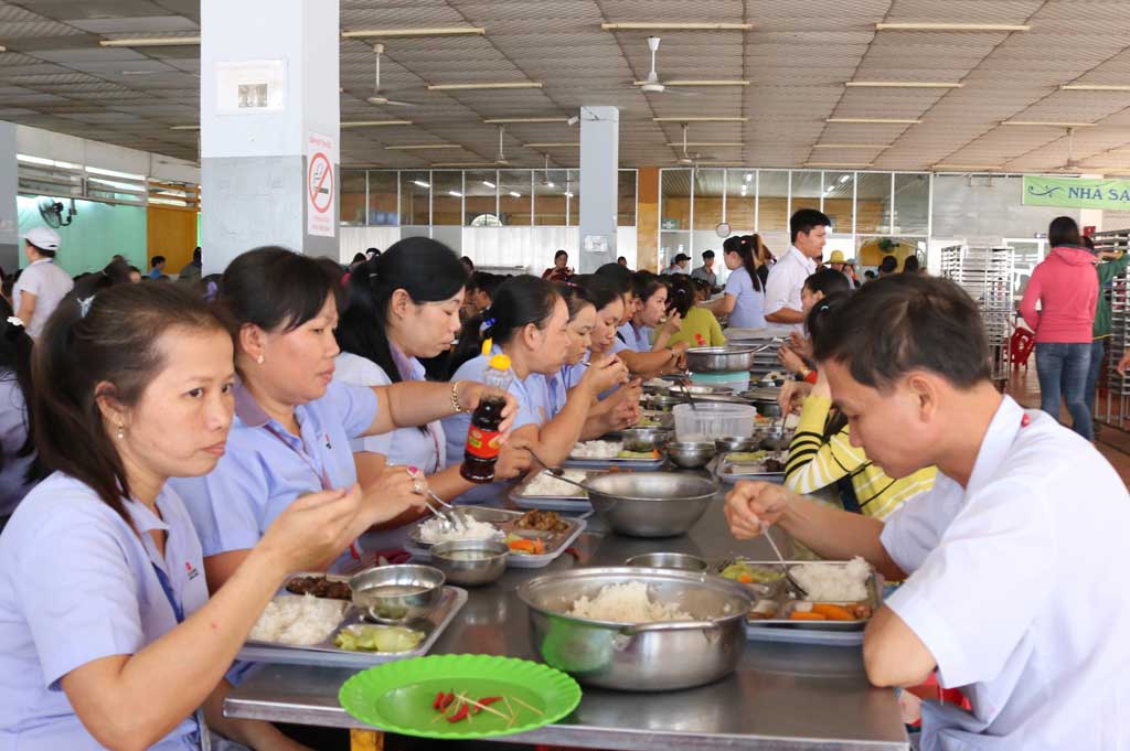 Chăm lo sức khỏe công nhân qua từng bữa ăn Chất lượng bữa ăn là yếu tố quan trọng giúp công nhân, lao động có sức khỏe tốt