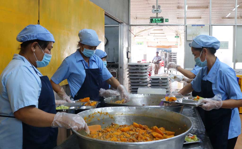 Chăm lo sức khỏe công nhân qua từng bữa ăn Chất lượng bữa ăn là yếu tố quan trọng giúp công nhân, lao động có sức khỏe tốt để duy trì năng suất lao động