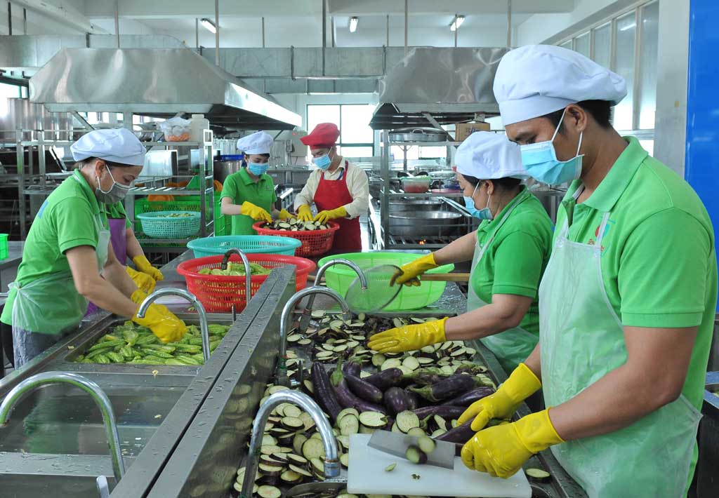 Chăm lo sức khỏe công nhân qua từng bữa ăn Việc bảo đảm chất lượng bữa ăn, an toàn thực phẩm được quan tâm thực hiện