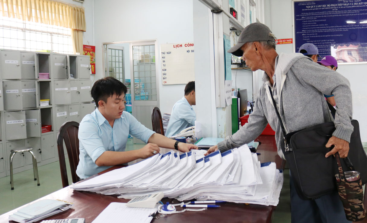 Đức Hòa nâng cao hiệu quả cải cách hành chính Cán bộ Trung tâm Hành chính công huyện tận tụy, hướng dẫn làm thủ tục, giải quyết hồ sơ gọn, lẹ và luôn niềm nở với người dân