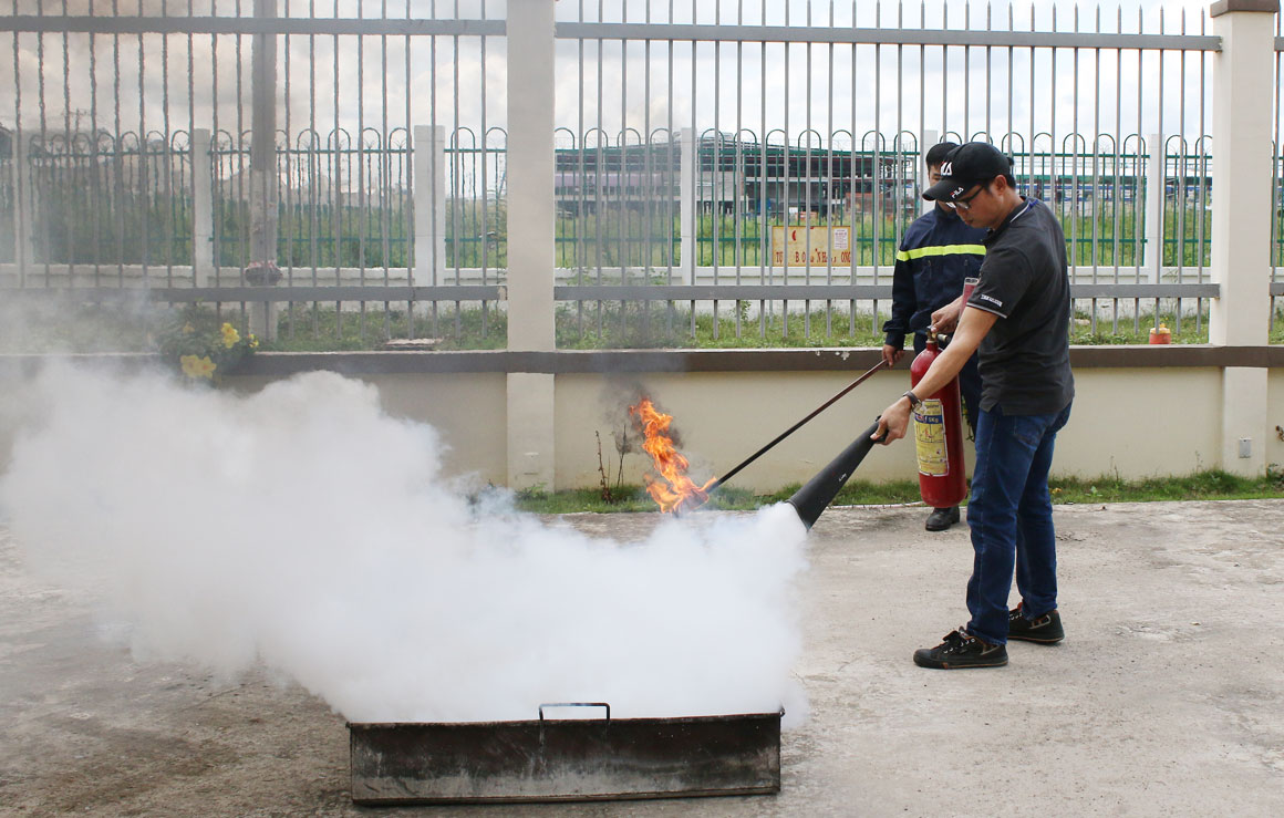 Lực lượng phòng cháy, chữa cháy khu vực Đức Hòa diễn tập phòng cháy, chữa cháy cho công nhân Công ty TNHH Công nghiệp Liên Thái