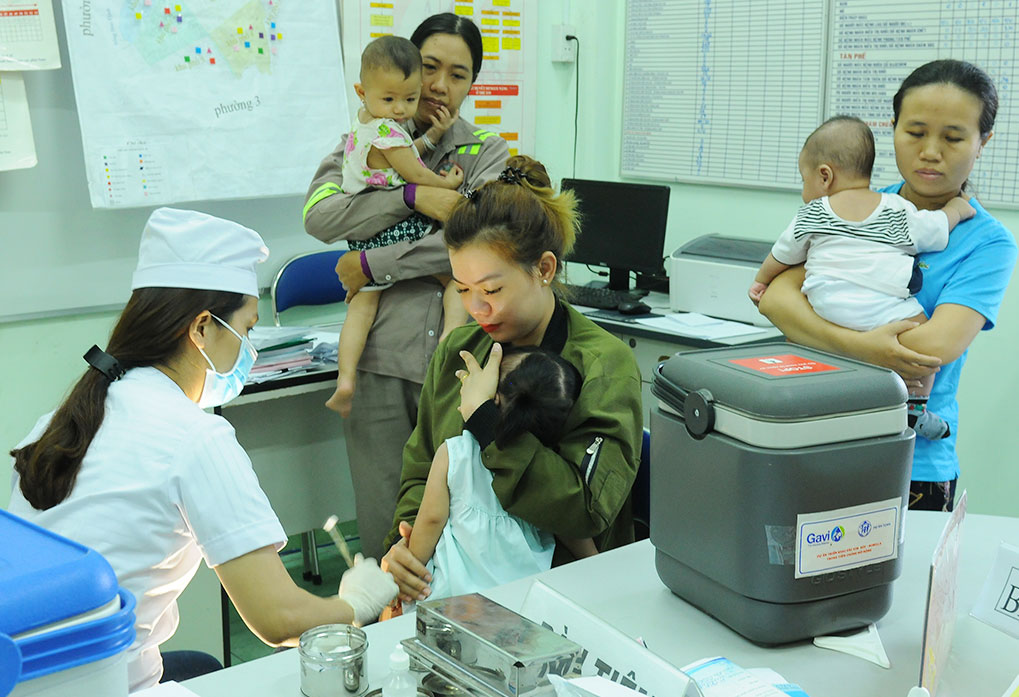 Tiêm vắc-xin trong chương trình tiêm chủng mở rộng là biện pháp phòng bệnh sởi, bạch hầu hiệu quả