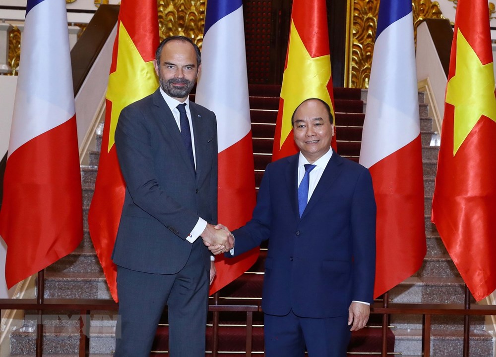 Thủ tướng Nguyễn Xuân Phúc và Thủ tướng Pháp Édouard Philippe bắt tay trước khi bước vào hội đàm, tại Trụ sở Chính phủ. (Ảnh: Thống Nhất/TTXVN)