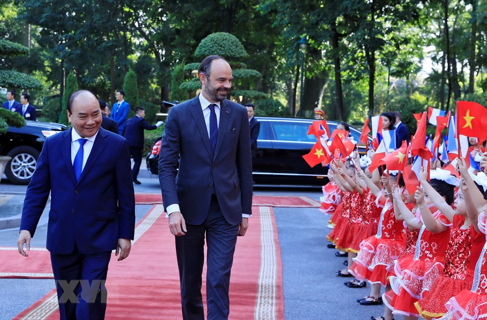 Thiếu nhi Thủ đô Hà Nội vẫy cờ hai nước, chào mừng Thủ tướng Cộng hoà Pháp Edouard Philippe thăm chính thức Việt Nam. (Ảnh: Thống Nhất/TTXVN)