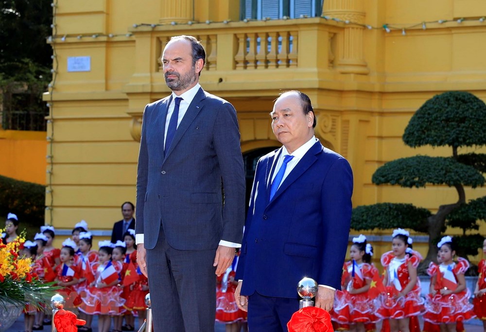 Thủ tướng Nguyễn Xuân Phúc và Thủ tướng Pháp Édouard Philippe trên bục danh dự, nghe Quân nhạc cử Quốc thiều hai nước. (Ảnh: Thống Nhất/TTXVN)