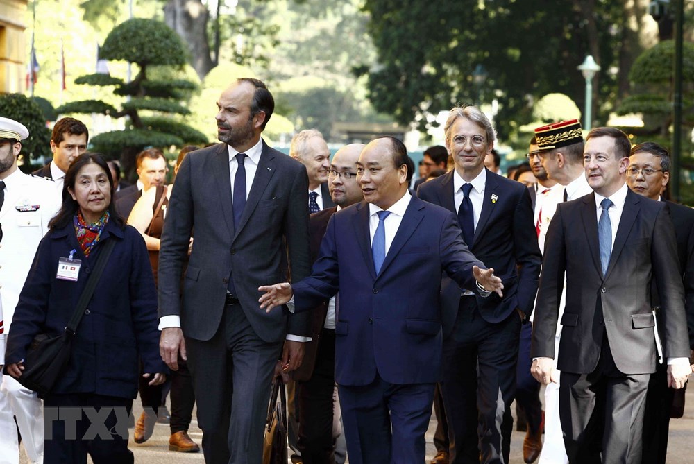 Thủ tướng Nguyễn Xuân Phúc cùng Thủ tướng Pháp Édouard Philippe sau lễ đón. (Ảnh: Văn Điệp/TTXVN)