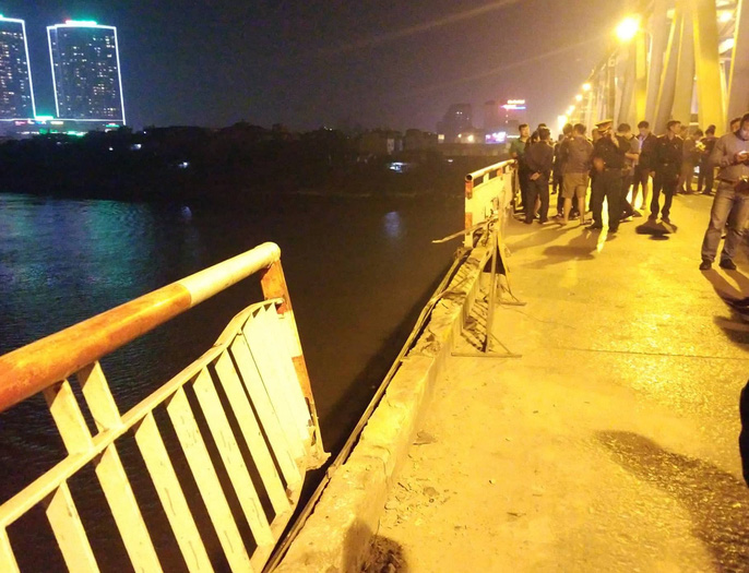 Đoạn lan can thành cầu dài nhiều m bị rơi xuống sông Hồng cùng chiếc ô tô - Ảnh: Thế Huỳnh
