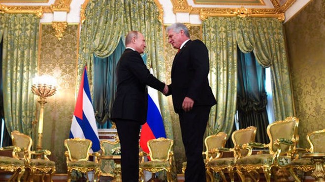 Tổng thống Nga Vladimir Putin (trái) và Chủ tịch Hội đồng nhà nước và Hội đồng Bộ trưởng Cuba Miguel Diaz Canel. (Nguồn: AP)