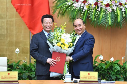 Thủ tướng Nguyễn Xuân Phúc trao Quyết định của Chủ tịch nước bổ nhiệm Bộ trưởng Bộ TT&TT với ông Nguyễn Mạnh Hùng.
