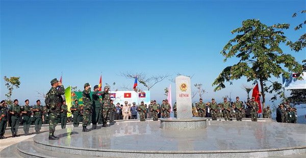 Linh thiêng Lễ Chào cột mốc của đại diện lực lượng bảo vệ biên giới ba nước Việt Nam-Lào-Campuchia. (Ảnh: Quang Thái/TTXVN)