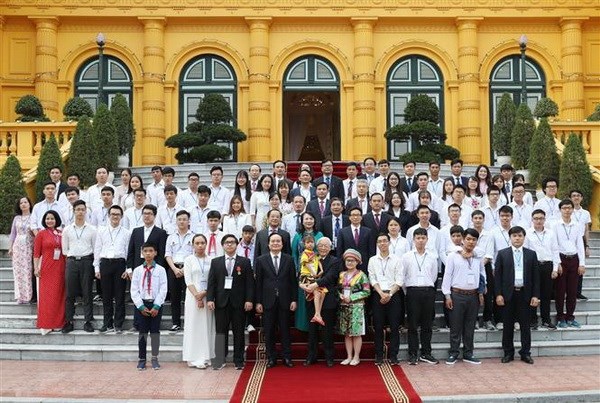 Tổng Bí thư, Chủ tịch nước Nguyễn Phú Trọng và các đại biểu chụp ảnh chung với các em học sinh, sinh viên tiêu biểu, xuất sắc. (Ảnh: Trí Dũng/TTXVN)