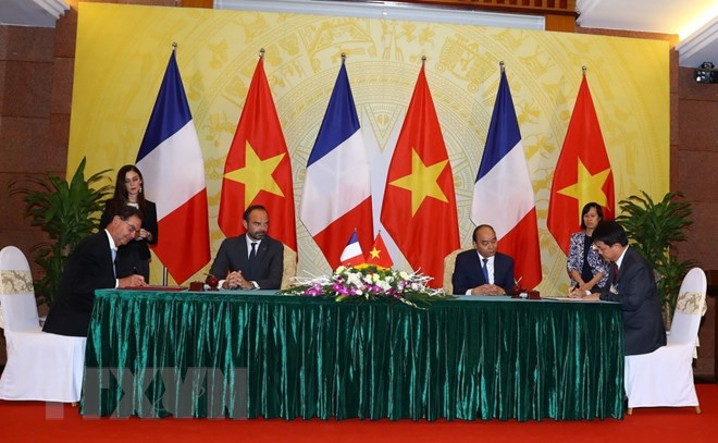 Thủ tướng Nguyễn Xuân Phúc và Thủ tướng Cộng hoà Pháp Edouard Philippe chứng kiến lễ ký bản ghi nhớ giữa ông Trần Chí Thành, Chủ tịch Viện Năng lượng nguyên tử Việt Nam và ông Jean-Paul Moatti, Chủ tịch Viện Nghiên cứu vì sự phát triển Pháp về Thỏa thuận chung về hợp tác khoa học và kỹ thuật giữa Viện Năng lượng nguyên tử Việt Nam và Viện Nghiên cứu vì sự phát triển Pháp. (Ảnh: Thống Nhất/TTXVN)