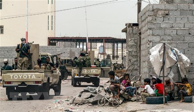 Các lực lượng chính phủ Yemen do liên quân Arab hậu thuẫn tuần tra tại thành phố Aden. (Ảnh: AFP/TTXVN)