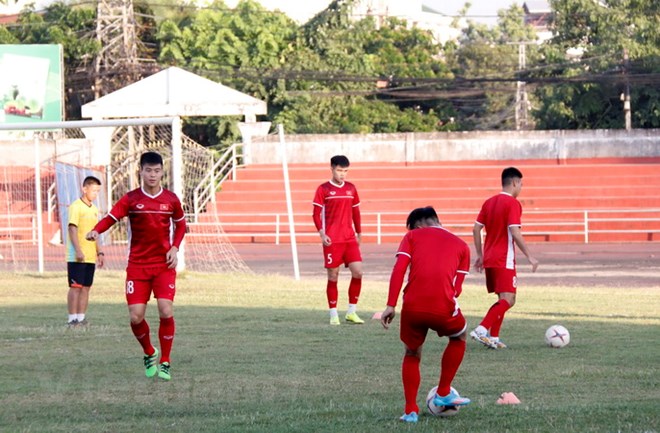 Đội tuyển bóng đá Việt Nam đổi kế hoạch, tập nhẹ tại Vientiane