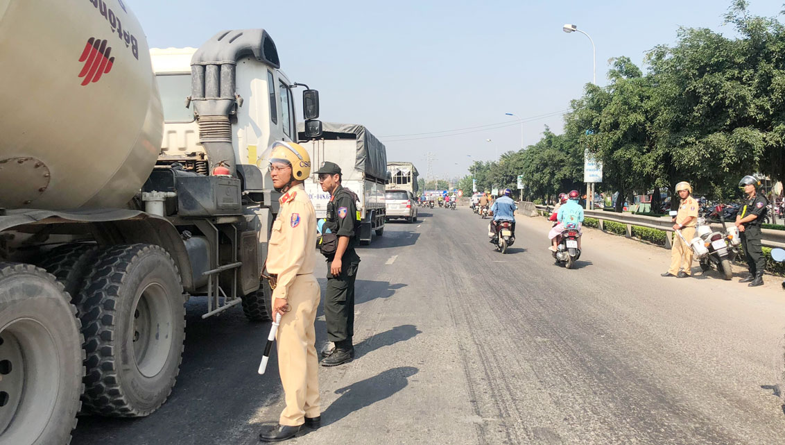 Lực lượng Cảnh sát giao thông Công an tỉnh phân luồng, điều tiết, bảo đảm an toàn giao thông cho các phương tiện lưu thông qua cầu Bến Lức mới