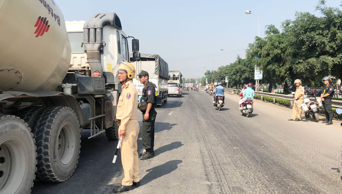 Lực lượng Cảnh sát giao thông Công an tỉnh phân luồng, điều tiết, bảo đảm an toàn giao thông cho các phương tiện lưu thông qua cầu Bến Lức mới