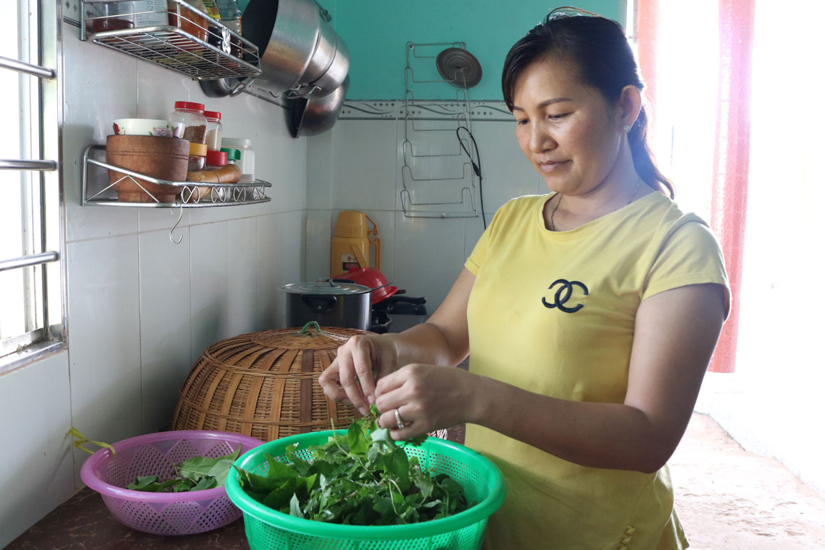 Là người phụ nữ trong gia đình, chị Thi luôn quan tâm, chăm sóc, nuôi dạy con cái và duy trì bữa cơm gia đình