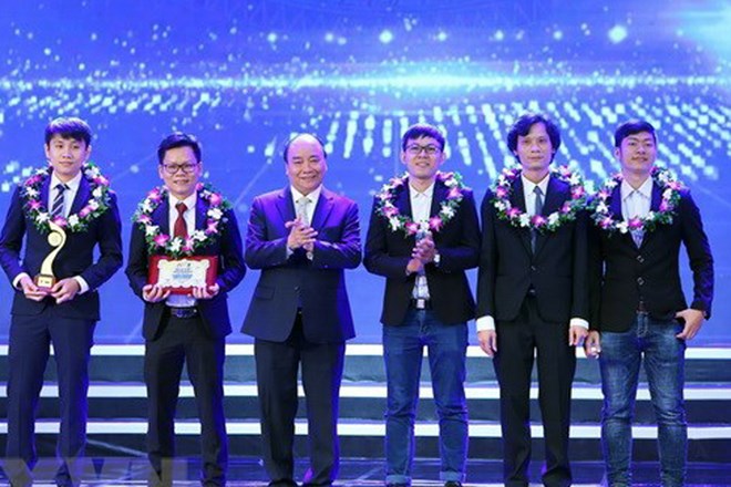 Thủ tướng Chính phủ Nguyễn Xuân Phúc trao giải Nhất cho nhóm tác giả đoạt giải trong lĩnh vực Công nghệ thông tin năm 2017. (Ảnh: Minh Quyết/TTXVN)