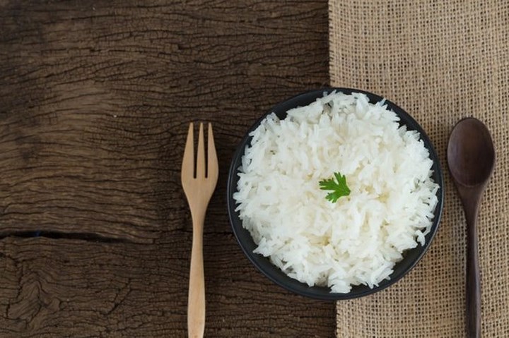Ăn cơm với lượng vừa phải: Cơm chứa nhiều tinh bột, khiến lượng đường trong máu ở mức cao nếu ăn quá nhiều. Vì vậy hãy giới hạn lượng tinh bột nạp vào trong cơ thể, có thể ăn gạo lứt để kháng viêm hiệu quả.