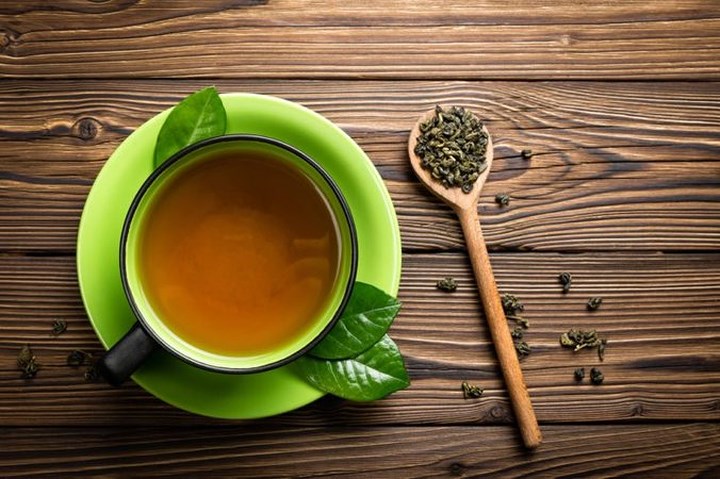 Uống trà xanh: Là 1 thức uống chứa nhiều chất oxy hóa làm giảm nguy cơ mắc bệnh Alzheimer, sâu răng và đặc biệt là chống viêm.