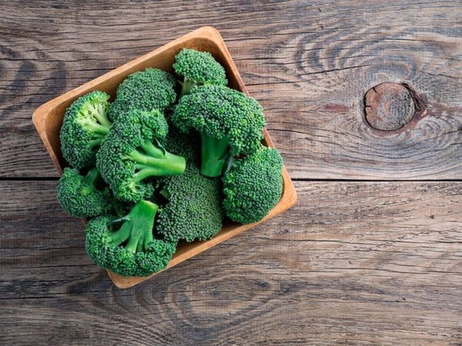 Ăn bông cải xanh: Bông cải xanh chứa sulforphan, một hợp chất có đặc tính chống ung thư, chống lại các bệnh viêm mãn tính, cải thiện chức năng gan.