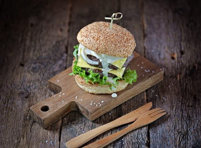 Hạn chế ăn cheeseburger: Do chúng có tỉ lệ chất béo bão hòa rất cao gây ra nguy cơ bị bệnh tim, giảm khả năng chống lại bệnh tật, suy yếu sức khỏe và gây béo phì.