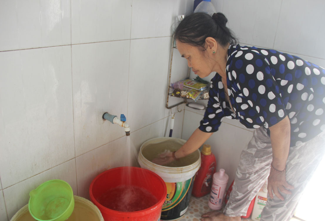 Long Phụng, Cần Giuộc: Nước nhiễm phèn, gần 100 hộ dân gặp khó khăn trong sinh hoạt Nước nhiễm phèn và có mùi bùn nên không thể sử dụng trong sinh hoạt