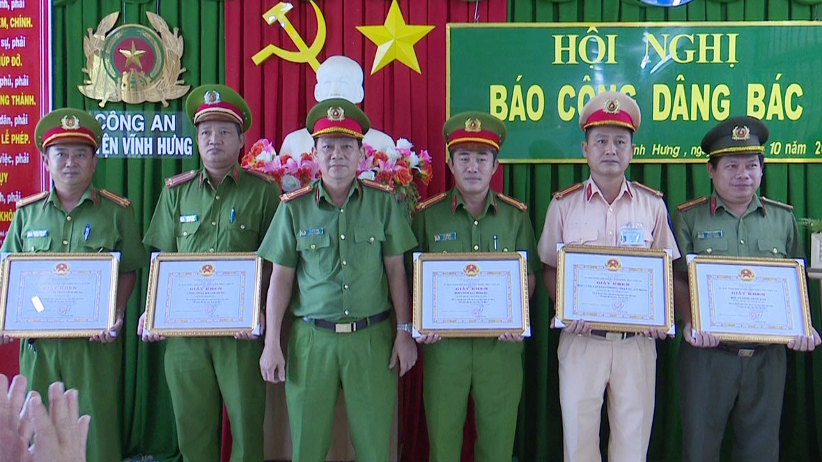 Công an Vĩnh Hưng - “90 ngày thi đua làm theo lời Bác dạy” Cuối mỗi quí, Công an huyện tổ chức hội nghị Báo công dâng Bác, chọn những tập thể, cá nhân có thành tích xuất sắc để khen thưởng